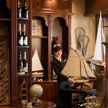 Отель Yachthafenresidenz Hohe Duene Росток Экстерьер фото A model ship in a shop in Saint Petersburg, Russia