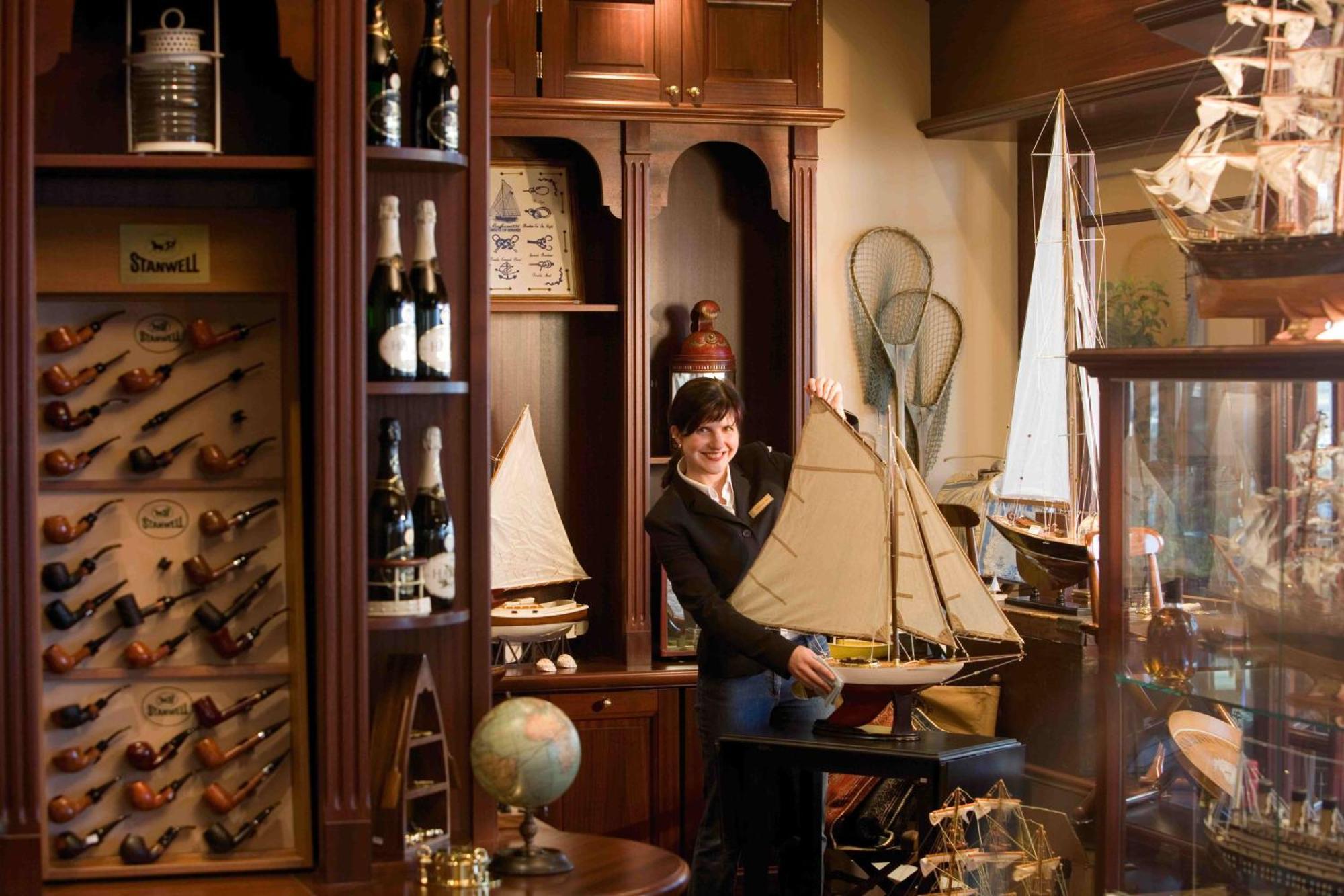 Отель Yachthafenresidenz Hohe Duene Росток Экстерьер фото A model ship in a shop in Saint Petersburg, Russia