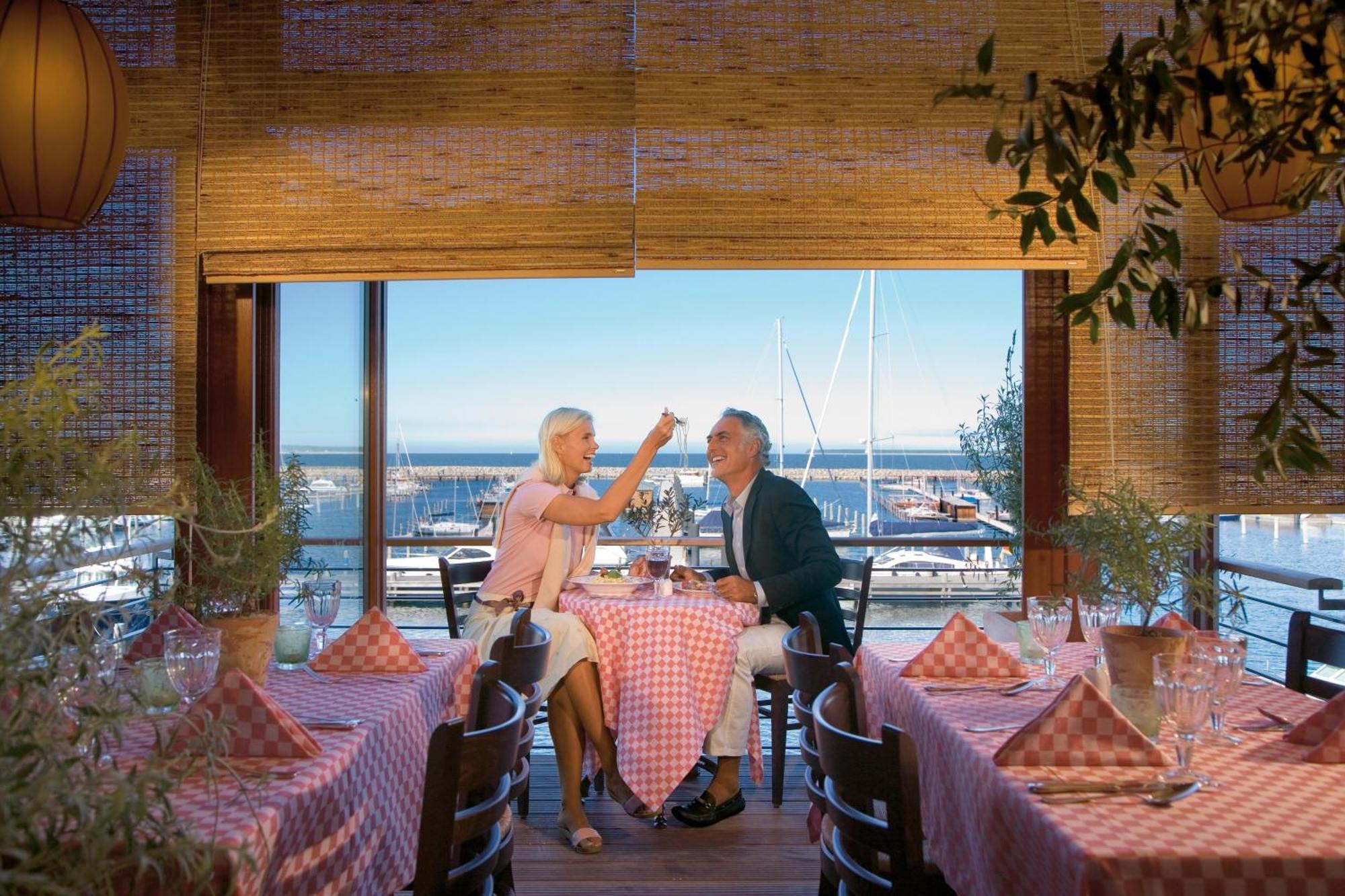 Отель Yachthafenresidenz Hohe Duene Росток Экстерьер фото Restaurant