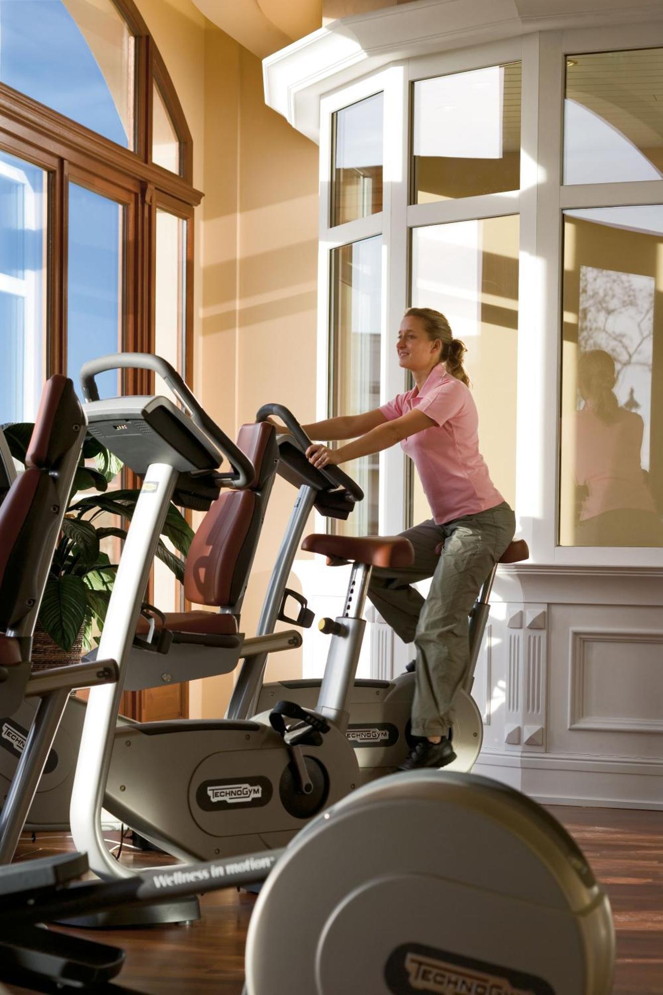 Отель Yachthafenresidenz Hohe Duene Росток Экстерьер фото A woman on a treadmill