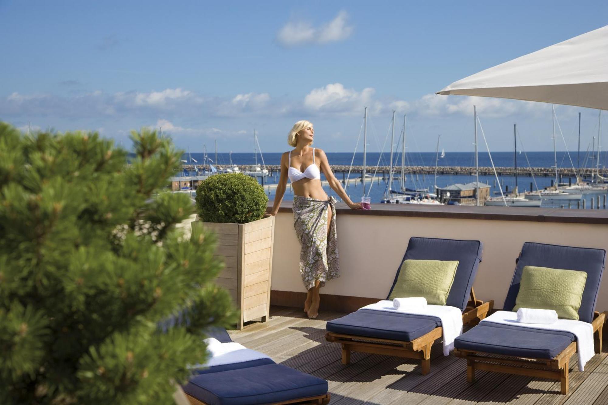 Отель Yachthafenresidenz Hohe Duene Росток Экстерьер фото Rooftop terrace