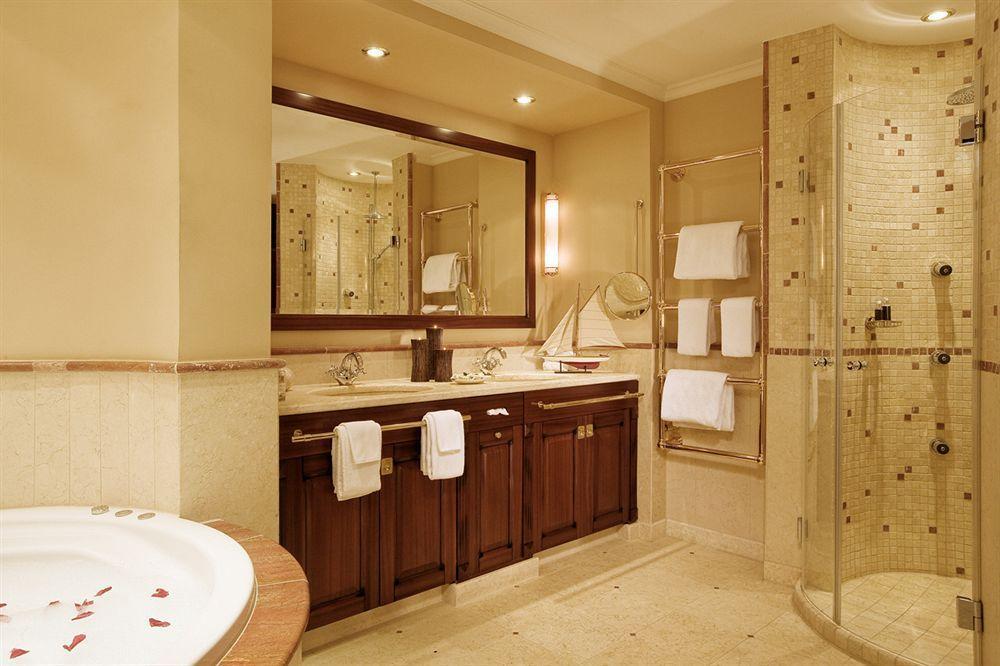 Отель Yachthafenresidenz Hohe Duene Росток Экстерьер фото A bathroom