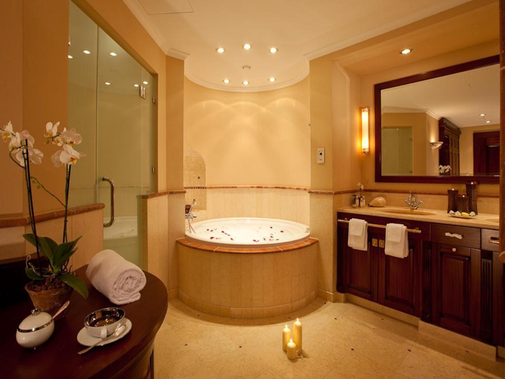 Отель Yachthafenresidenz Hohe Duene Росток Номер фото A bathroom in a hotel
