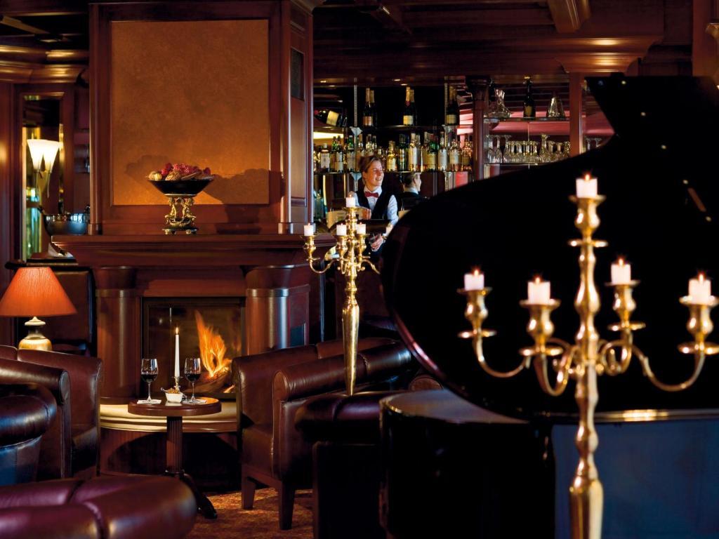 Отель Yachthafenresidenz Hohe Duene Росток Экстерьер фото The bar at the St. Regis