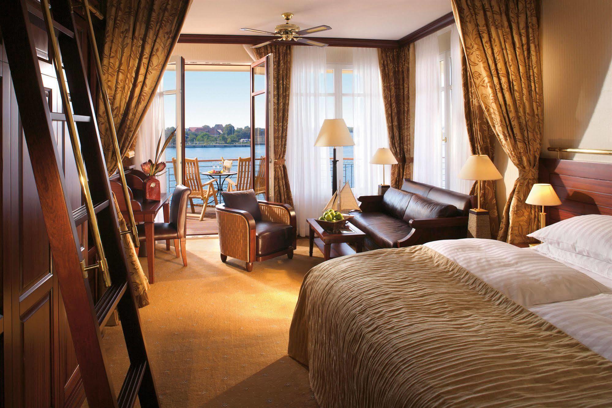 Отель Yachthafenresidenz Hohe Duene Росток Экстерьер фото Suite