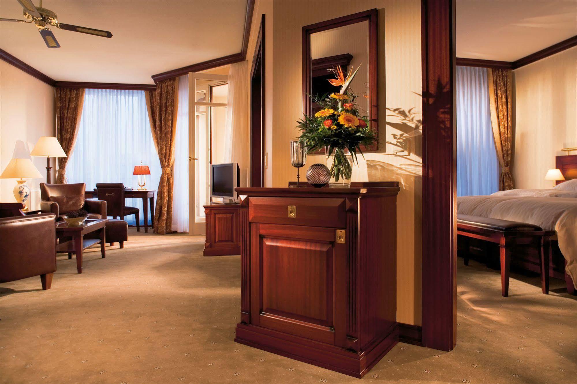 Отель Yachthafenresidenz Hohe Duene Росток Экстерьер фото A suite at the InterContinental Wien