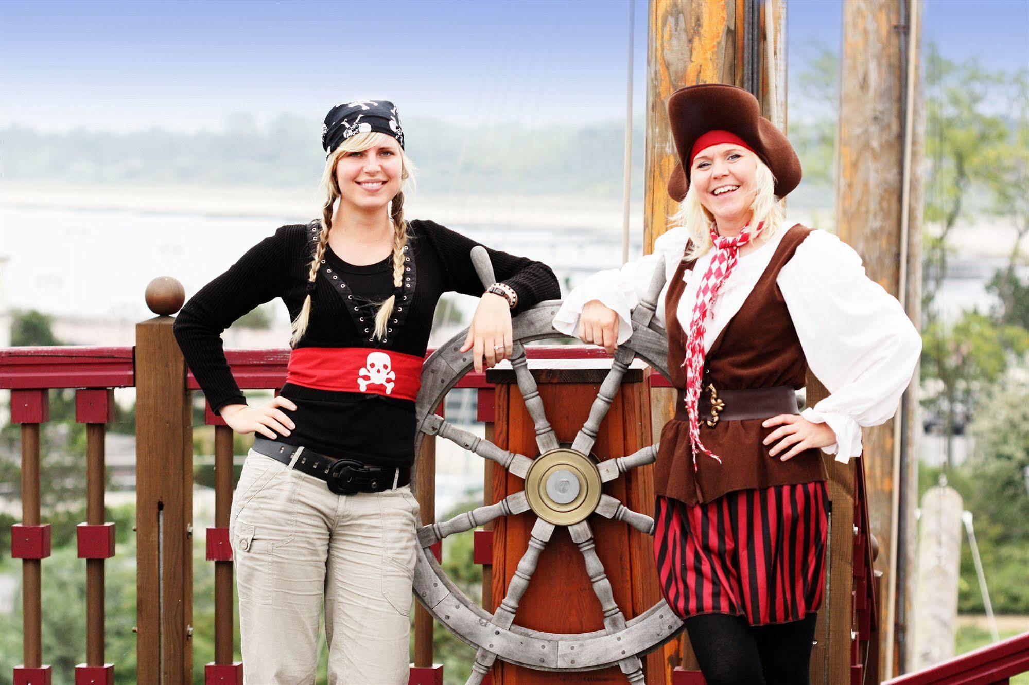 Отель Yachthafenresidenz Hohe Duene Росток Экстерьер фото Two pirates at the 2009 festival