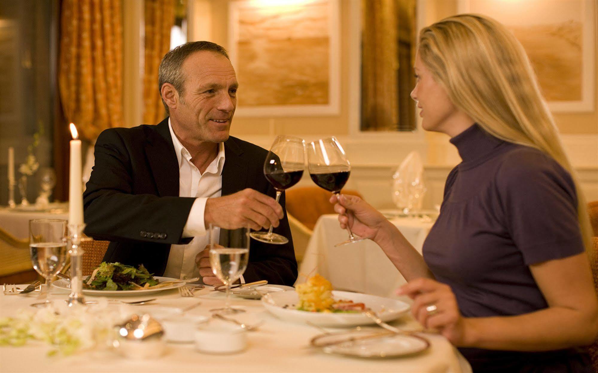 Отель Yachthafenresidenz Hohe Duene Росток Экстерьер фото A couple dining together