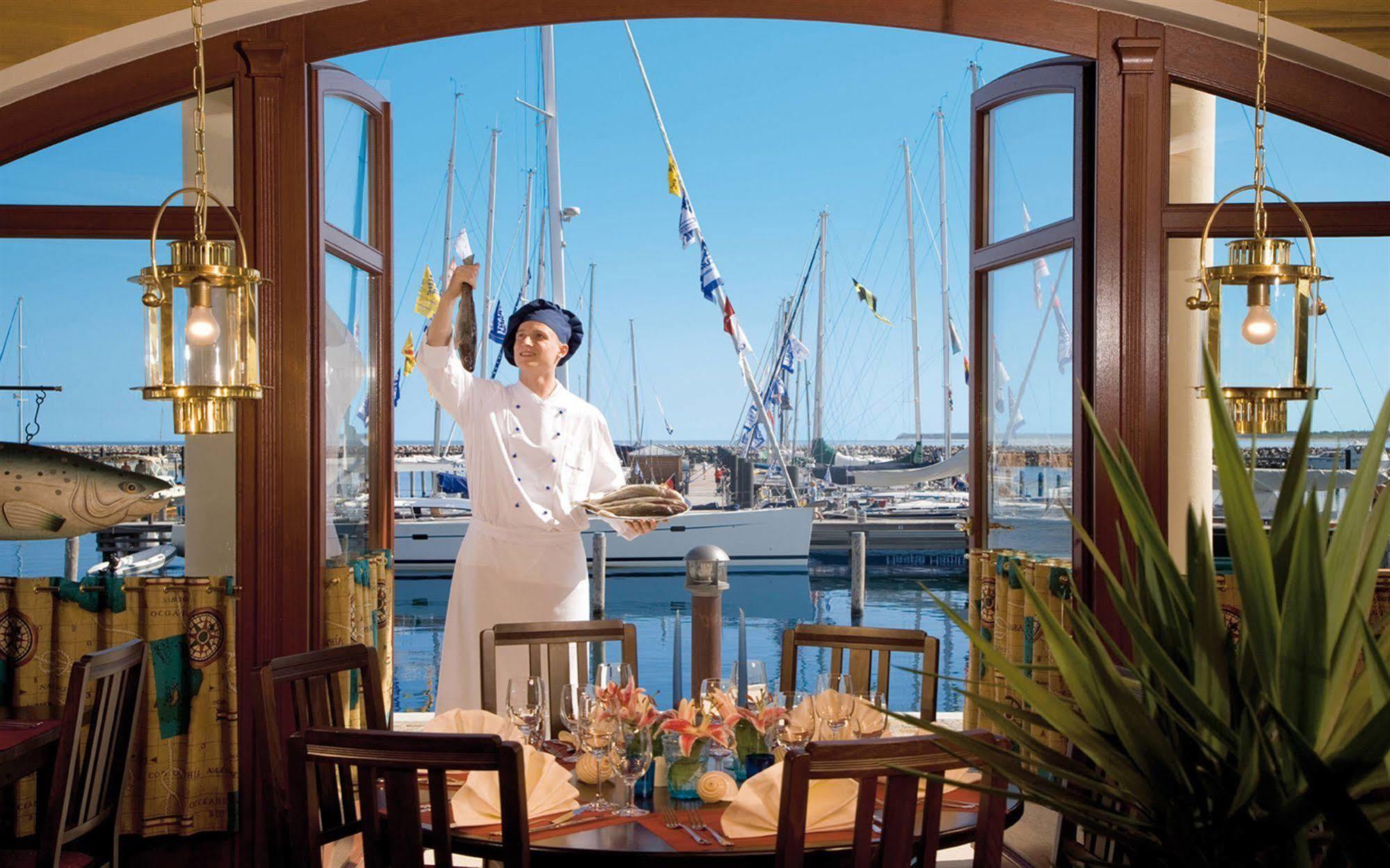 Отель Yachthafenresidenz Hohe Duene Росток Экстерьер фото The Harbor View Bar and Grill