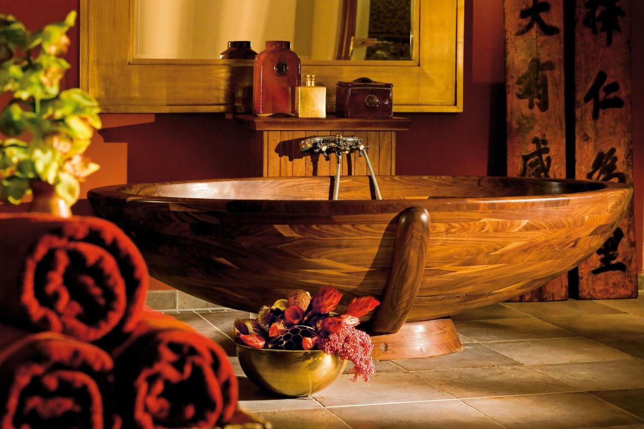 Отель Yachthafenresidenz Hohe Duene Росток Экстерьер фото A freestanding bathtub